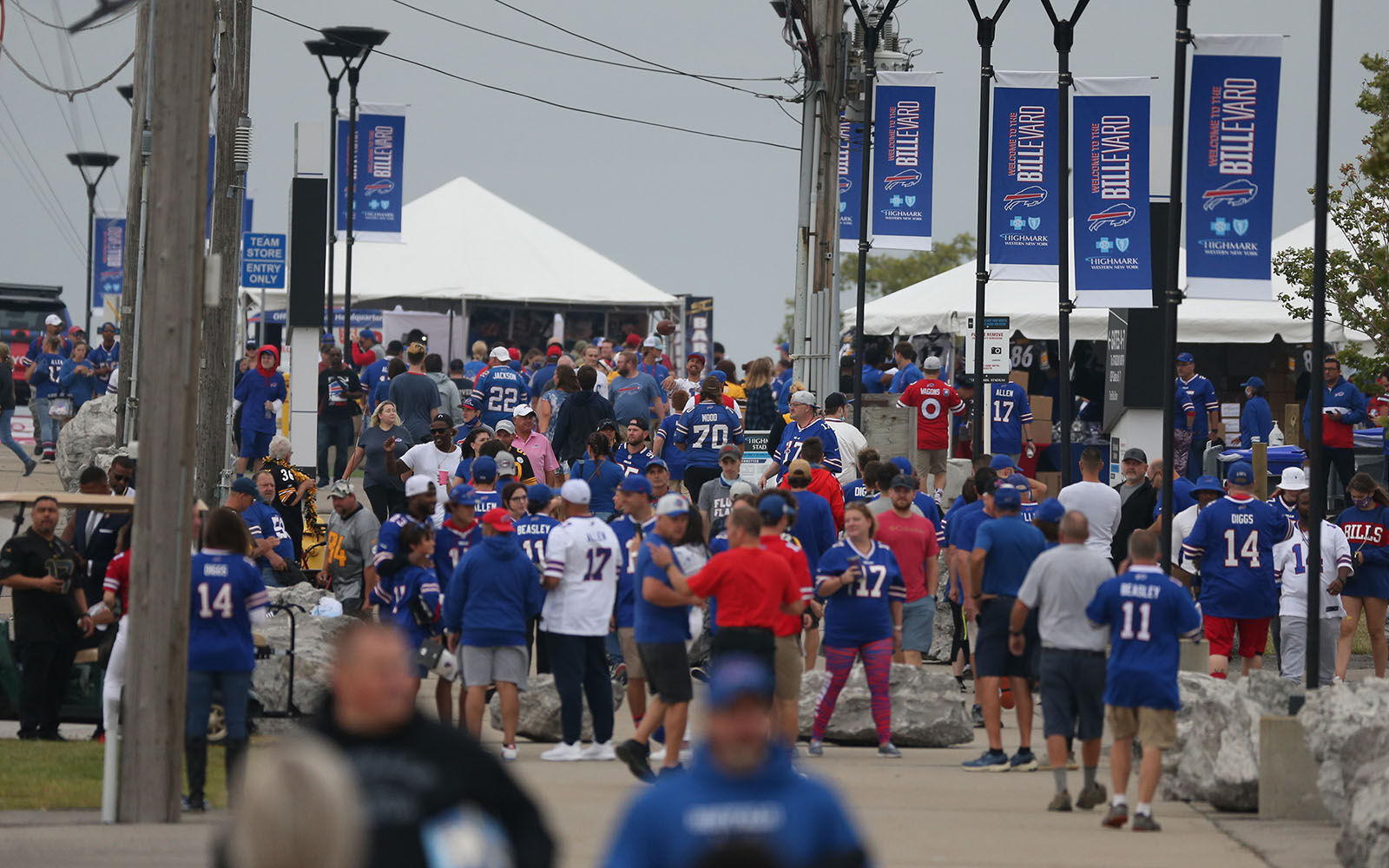 Crowds arrive